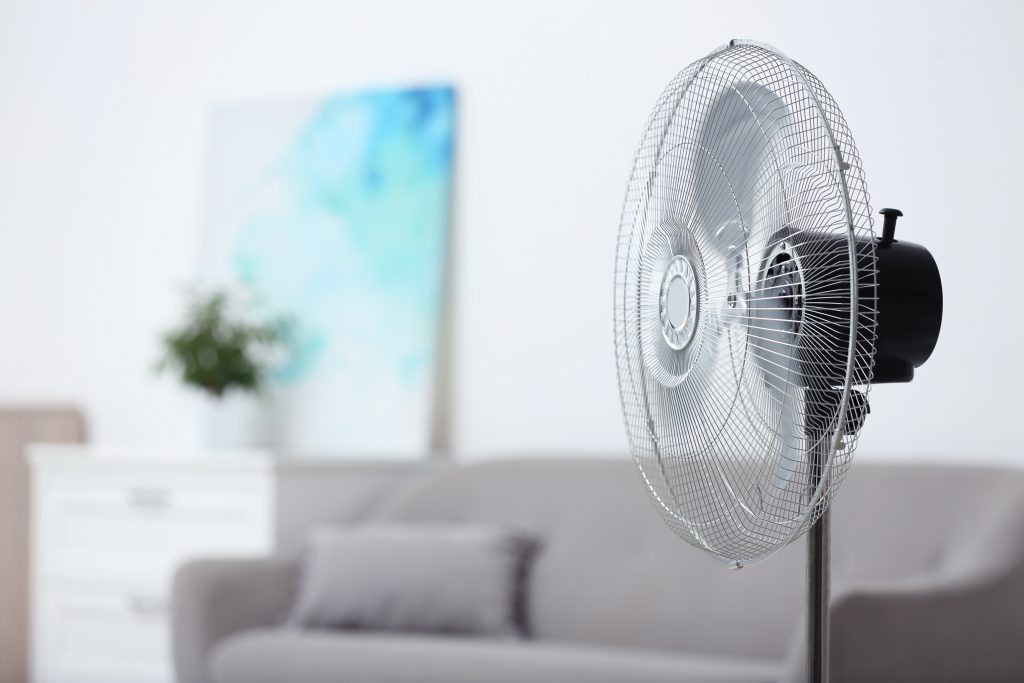 Na imagem, um ventilador de coluna limpo é o destaque para mostrar como a limpeza do ventilador é eficiente para um ambiente mais saudável e agradável.